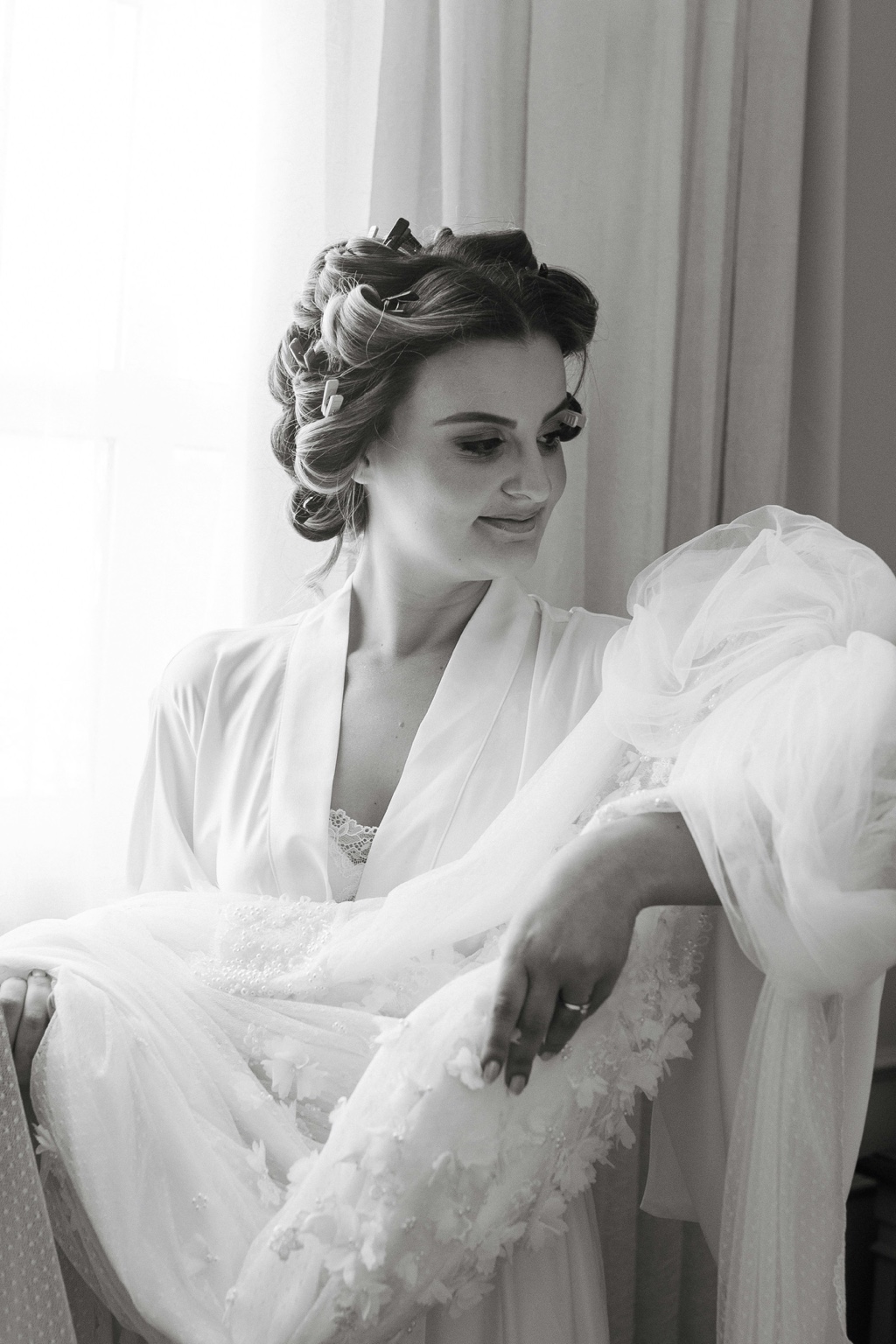 Black and white bridal portrait with elegant wedding beauty
